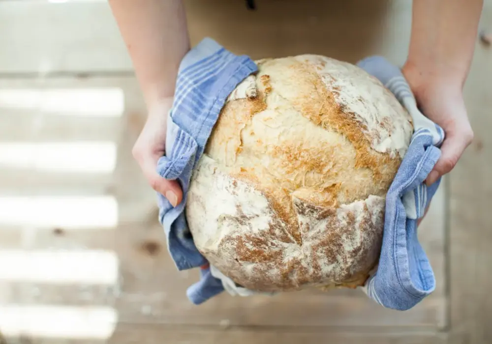 Jak podgrzać chleb w piekarniku, by uniknąć twardości i wysuszenia