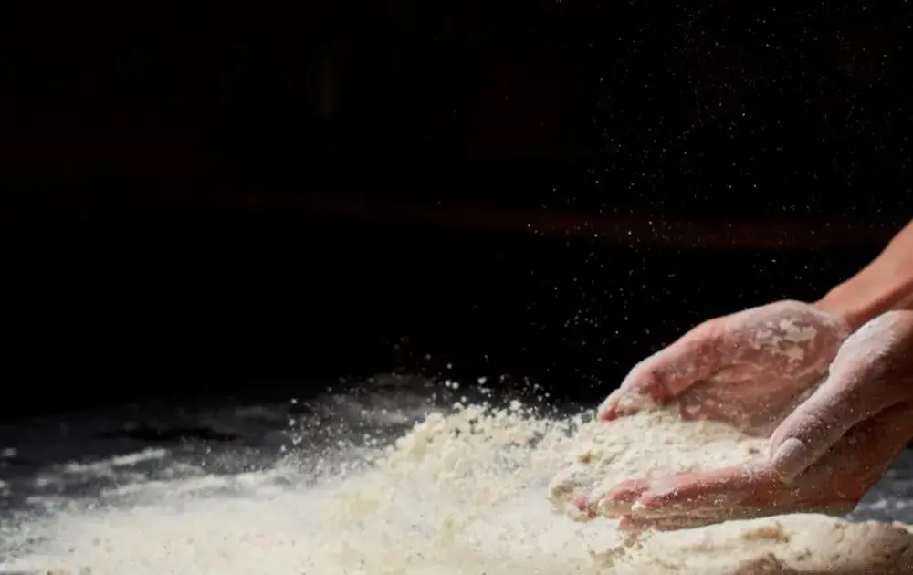 Czy mąka kukurydziana ma gluten? Odkryj bezpieczną alternatywę dla zdrowia