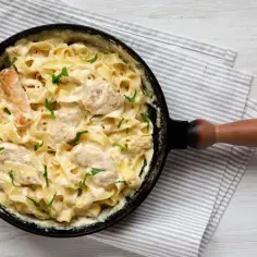 Makaron z kurczakiem i pysznym sosem śmietanowym - przepis krok po kroku
