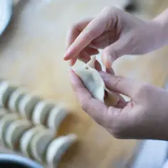 Jak gotować pierogi mrożone z truskawkami: proste sposoby na smakowite danie