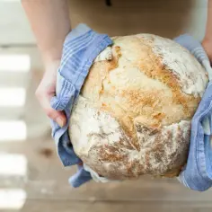 Jak podgrzać chleb w piekarniku, by uniknąć twardości i wysuszenia