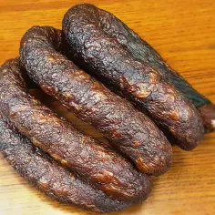 Kiełbasa dębowa: unikalny smak i tajniki tradycyjnego wędzenia